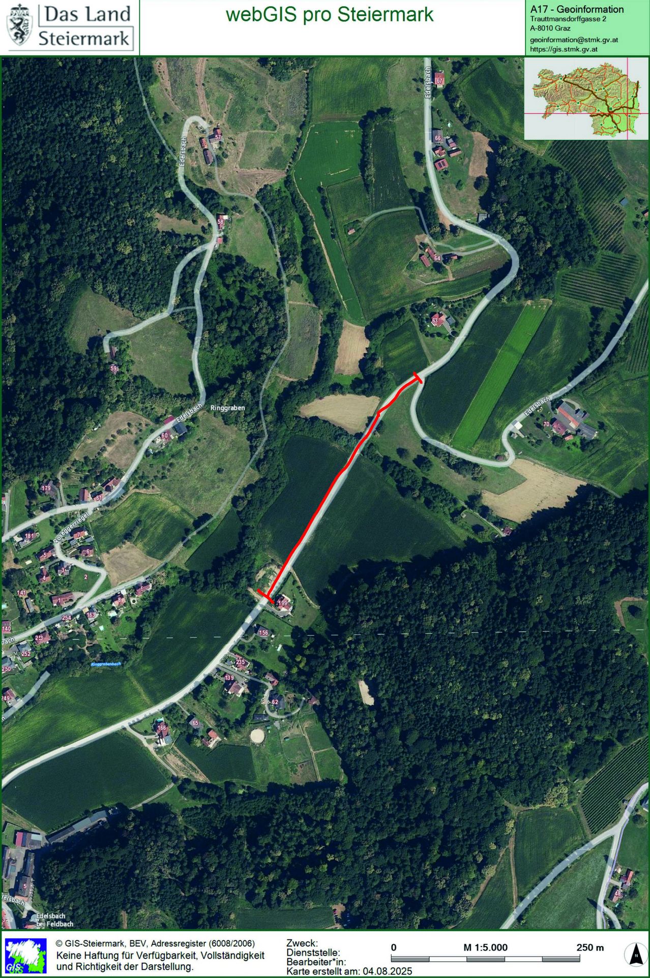 Luftaufnahme eines ländlichen Gebiets mit mehreren Straßen und Häusern. Eine rote Linie markiert einen Weg durch die Landschaft. Grüne Felder und Bäume sind sichtbar.