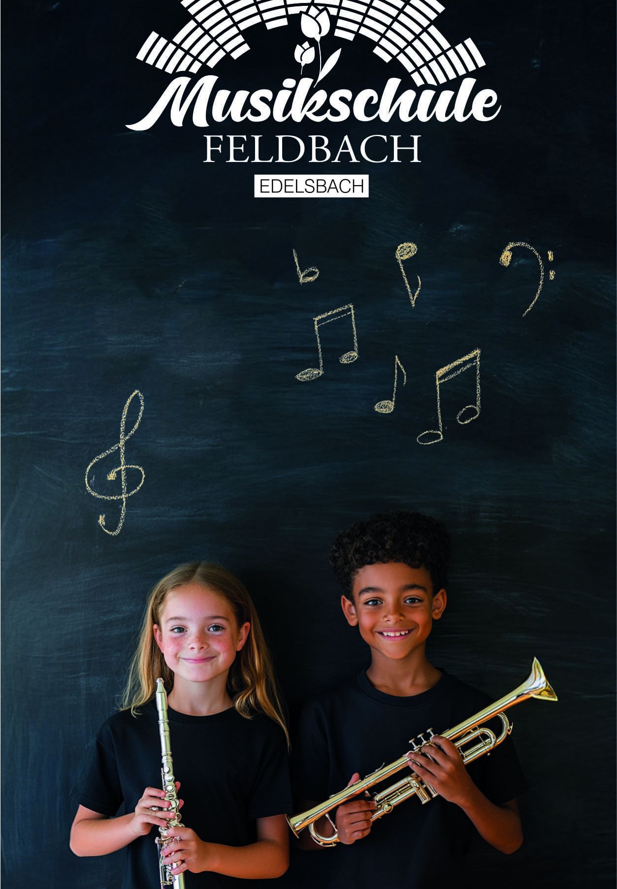 Zwei Kinder, ein Mädchen mit einer Flöte und ein Junge mit einer Trompete, stehen neben einer Tafel mit Musiknoten und den Worten Feldbach Edelsbach darauf.
