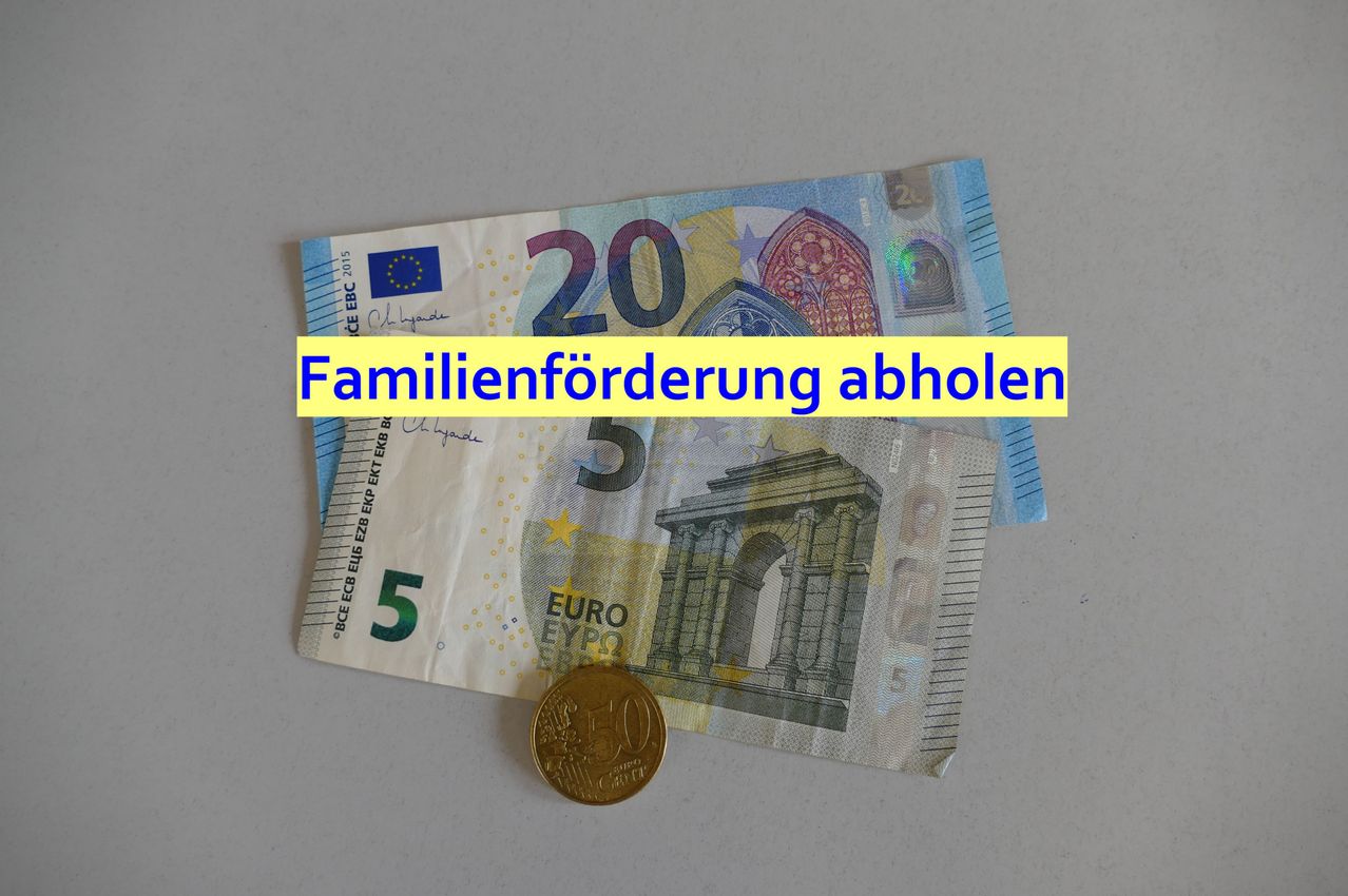 Ein 20-Euro-Schein und eine 50-Cent-Münze sind auf einem grauen Hintergrund zu sehen. Auf dem Schein steht 'Familienförderung abholen' in gelber Schrift.