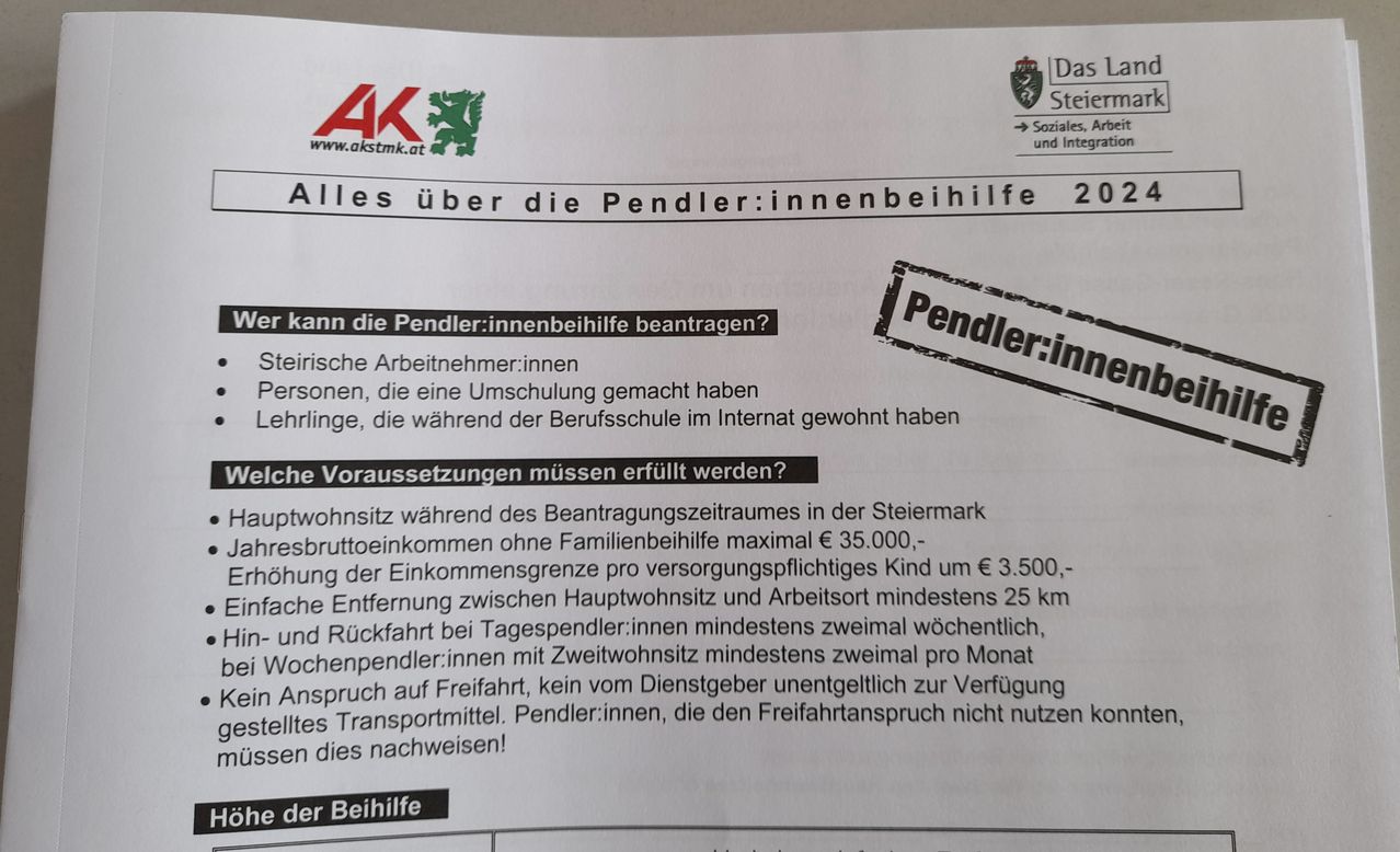 Das Dokument mit dem Titel 'Alles uber die Pendler:innenbeihilfe 202 bietet Informationen zur Anspruchsberechtigung fur die Pendler:innenbeihilfe. Es legt Anforderungen wie Einkommensgrenzen, Entfernung zwischen Wohnort und Arbeitsplatz und Pendelfrequenz fest. Pendler:innen mit Zweitwohnsitz mussen mindestens zweimal pro Monat pendeln. Pendler:innen ohne Zweitwohnsitz mussen mindestens zweimal pro Woche pendeln. Pendler:innen, die den Freifahrtanspruch nicht nutzen, mussen dies nachweisen.