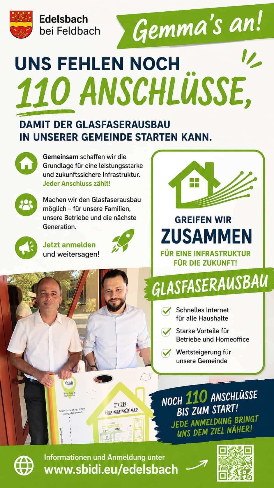 Plakat mit zwei Männern, einer hält ein Schild, wirbt für Glasfaserinfrastruktur in der Gemeinde und betont Vorteile wie schnelles Internet und Wirtschaftswachstum.
