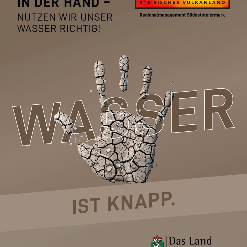 Ein Poster mit einer rissigen Hand und den Worten 'In der Hand - Nutzen wir unser Wasser richtig!' und 'Wasser ist knapp.' auf Deutsch. Das Poster ist braun mit einem Wasserzeichen in der oberen rechten Ecke.