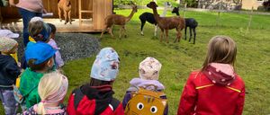 Bild enthält, Outdoors, Shelter, Grass, Child, Female, Girl, Person, Adult, Woman, Nature
