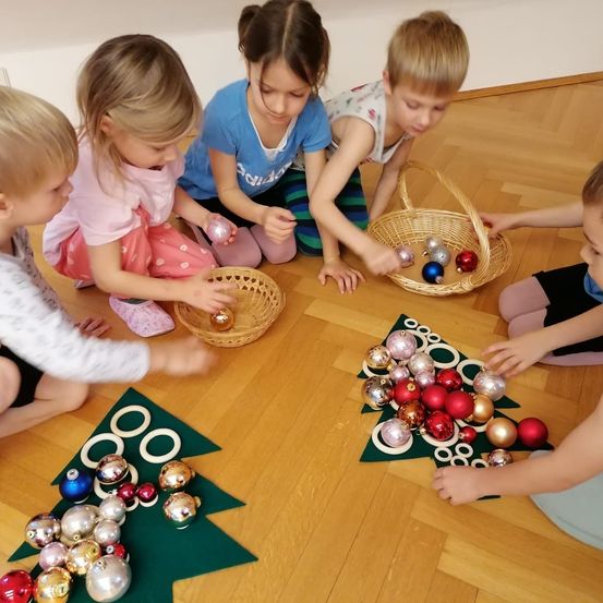 Bild enthält, Boy, Child, Male, Person, Female, Girl, People