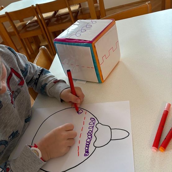 Bild enthält, Pen, Boy, Child, Male, Person, Diagram, Venn Diagram