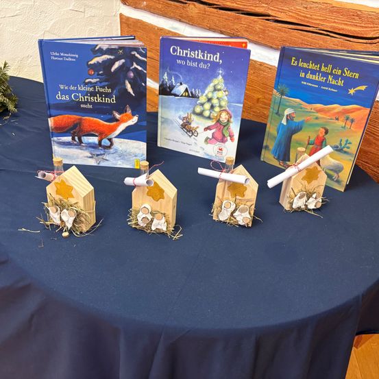 Bild enthält, Book, Publication, Person, Animal, Dinosaur, Reptile, Table, Tabletop, Candle, Advertisement