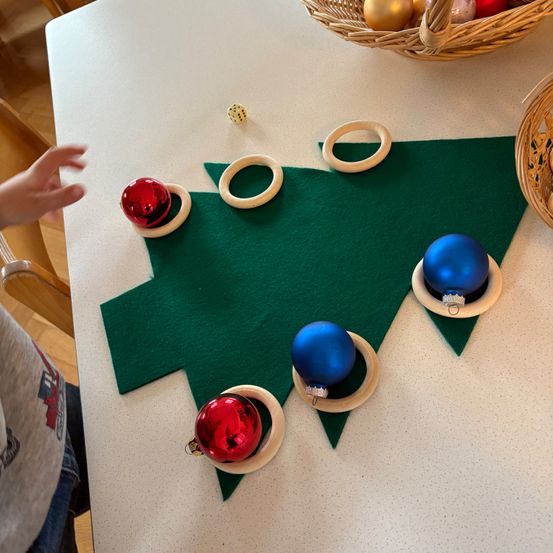 Bild enthält, Furniture, Table, Symbol, Tabletop, Tape, Person, Christmas, Christmas Decorations, Festival