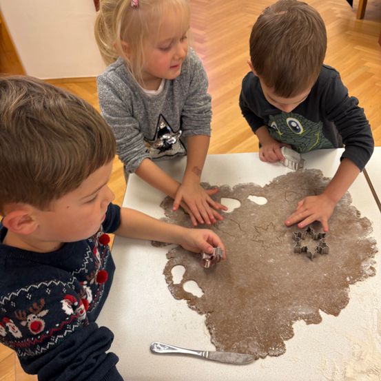 Bild enthält, Floor, Flooring, Wood, Child, Female, Girl, Person, Finger, Boy, Male
