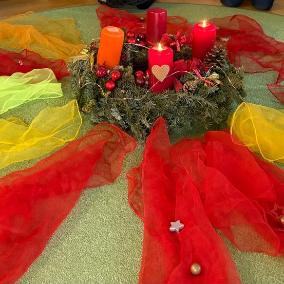 Bild enthält, Flower, Flower Arrangement, Plant, Altar, Candle, Person, Boy, Child, Male, Petal