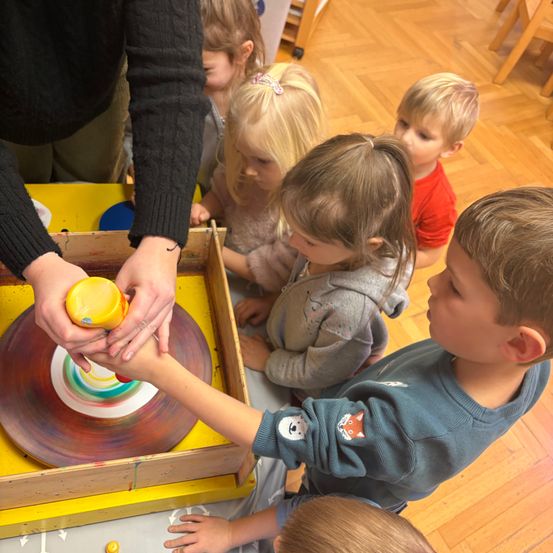 Bild enthält, Wood, Plywood, Dining Table, Boy, Child, Male, Person, Kindergarten, Adult, Woman