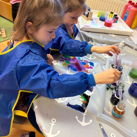Bild enthält, Child, Female, Girl, Person, Scissors, Coat, Face, Head, Laboratory, Finger