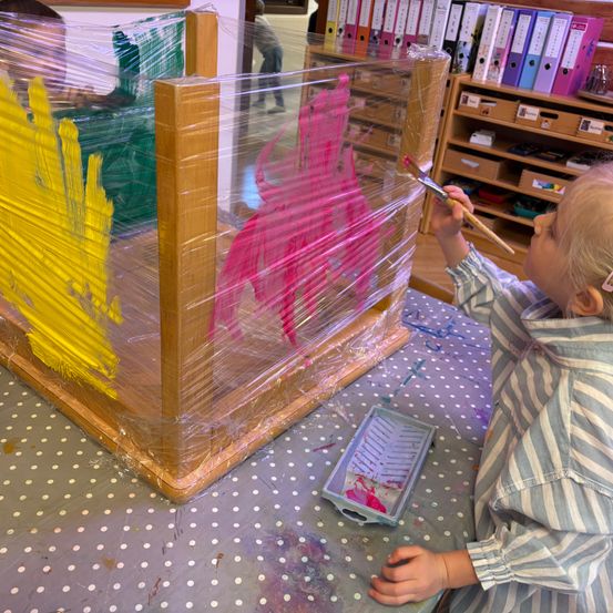 Bild enthält, Child, Female, Girl, Person, Floor, Plastic Wrap, Flooring, Face, Head, Table