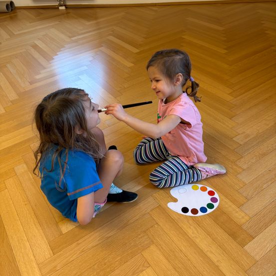 Bild enthält, Floor, Flooring, Hardwood, Wood, Child, Female, Girl, Person, Spoon, Portrait