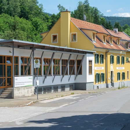 Bild enthält, City, Road, Street, Urban, Neighborhood, Building, Housing, House, Roof, Hotel