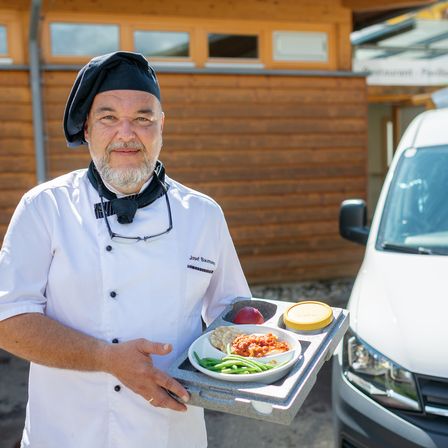 Bild enthält, Adult, Male, Man, Person, Car, Vehicle, Chef, Face, Head, Wheel