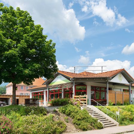 Bild enthält, Building, Hotel, Resort, Neighborhood, Nature, Outdoors, Scenery, Suburb, Car, Cottage