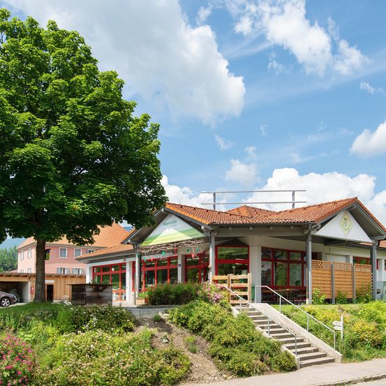 Bild enthält, Building, Hotel, Resort, Neighborhood, Nature, Outdoors, Scenery, Suburb, Car, Cottage