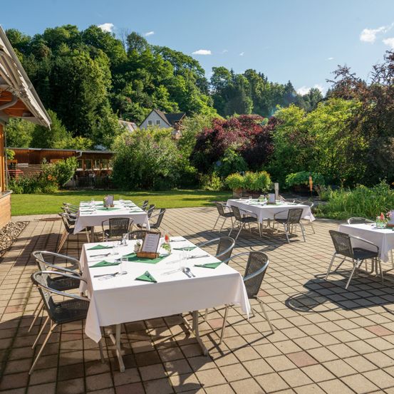 Bild enthält, Nature, Outdoors, Scenery, Chair, Walkway, Hotel, Resort, Flagstone, Patio, Table