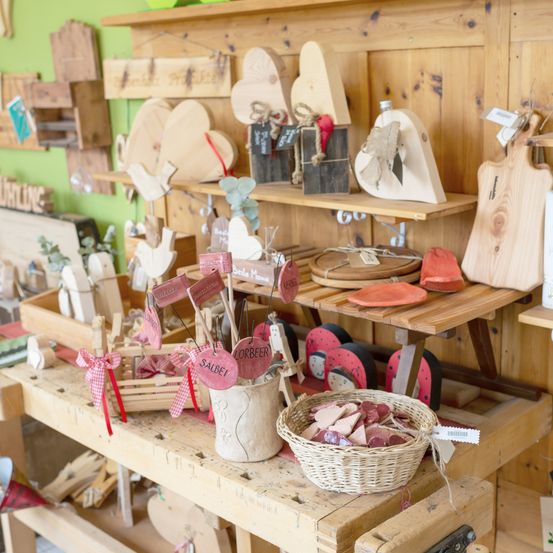 Bild enthält, Factory, Manufacturing, Workshop, Wood, Interior Design, Art, Handicraft, Handbag, Candle, Person