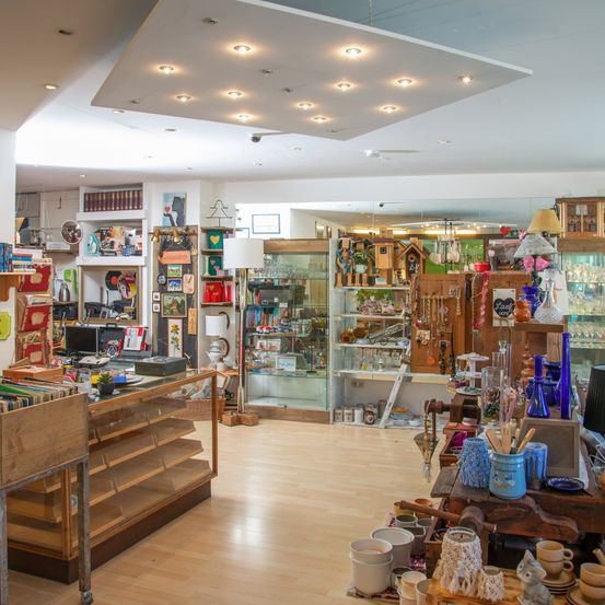 Bild enthält, Indoors, Building, Shop, Wood, Market, Grocery Store, Supermarket, Cup, Flooring, Plate