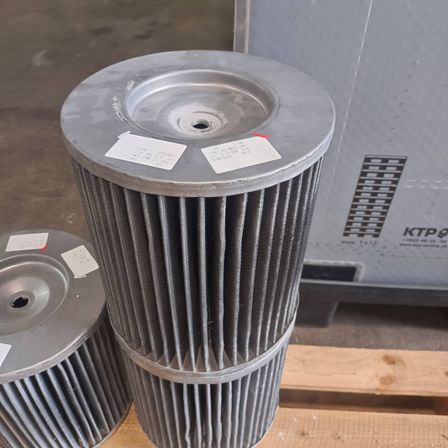 Nahaufnahme eines zylindrischen Filters mit einem Netzfilter, der an einem Metallring befestigt ist. Zwei Filter sind übereinander gestapelt.