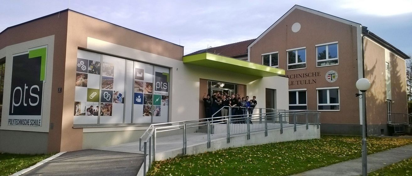 Bild enthält, Architecture, Building, Neighborhood, City, Urban, Person, Grass, Plant