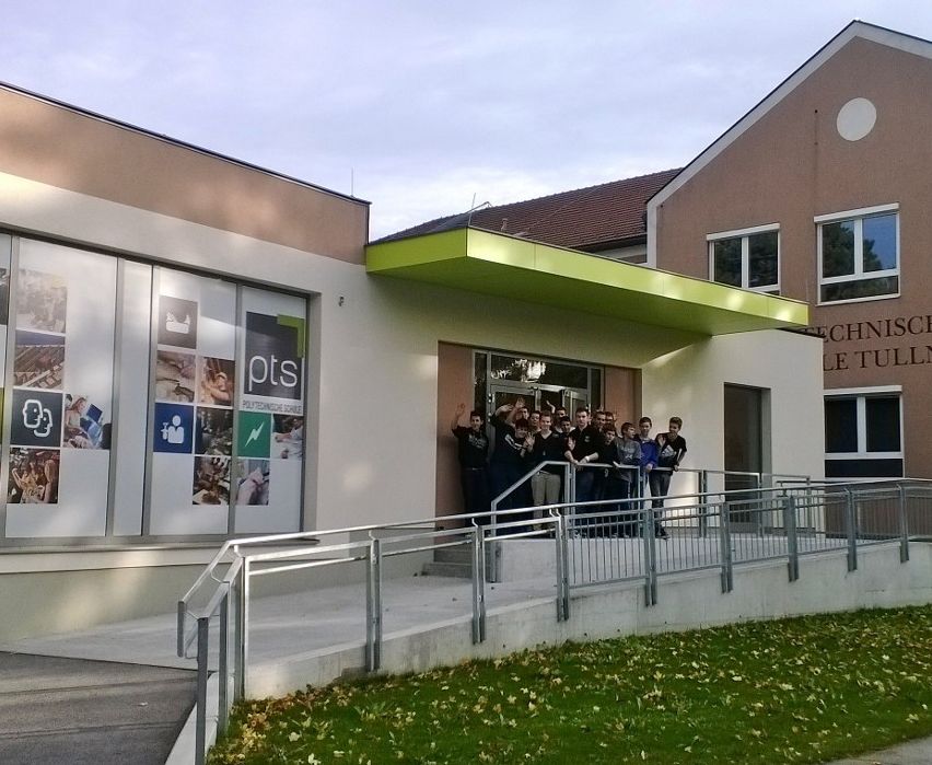 Bild enthält, Architecture, Building, Neighborhood, City, Urban, Person, Grass, Plant