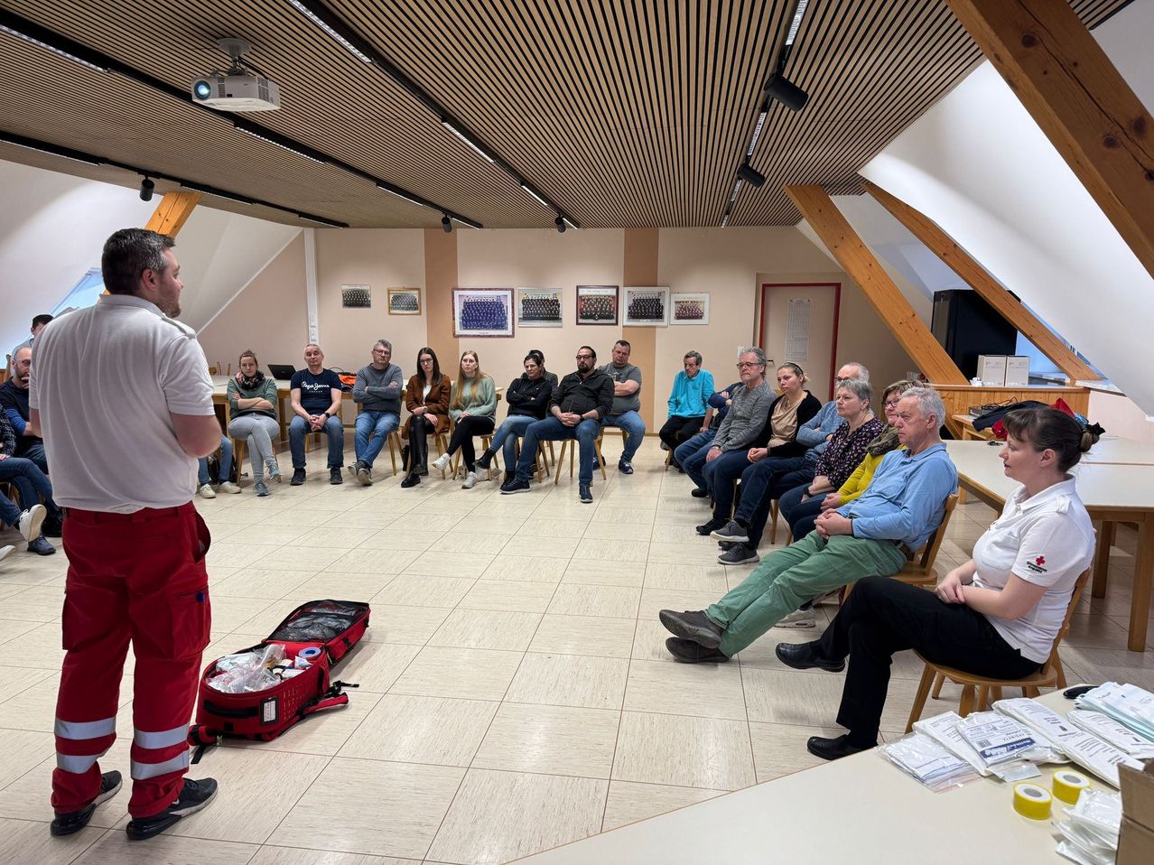 Bild enthält, People, Person, Adult, Male, Man, Crowd, Indoors, Shoe, Classroom, Tape