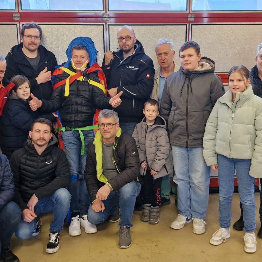 Bild enthält, People, Person, Pants, Groupshot, Jeans, Adult, Male, Man, Hoodie, Jacket