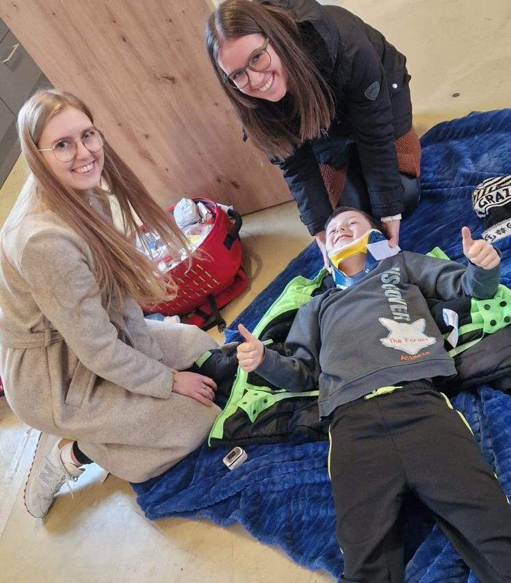 Bild enthält, Pants, Adult, Female, Person, Woman, Portrait, Boy, Child, Male, Couch