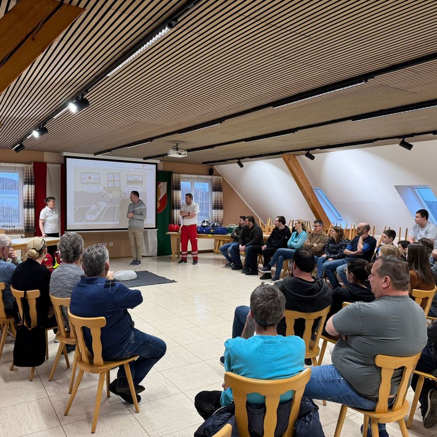 Bild enthält, People, Person, Indoors, Crowd, Classroom, School, Lecture, Adult, Male, Man