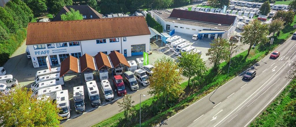 Bild enthält, Outdoors, Architecture, Building, Transportation, Truck, Vehicle, Aerial View, Car, Road