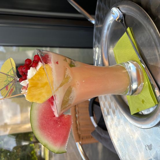 Bild enthält, Beverage, Juice, Cocktail, Food, Fruit, Produce, Arrow, Weapon, Smoothie, Food Presentation