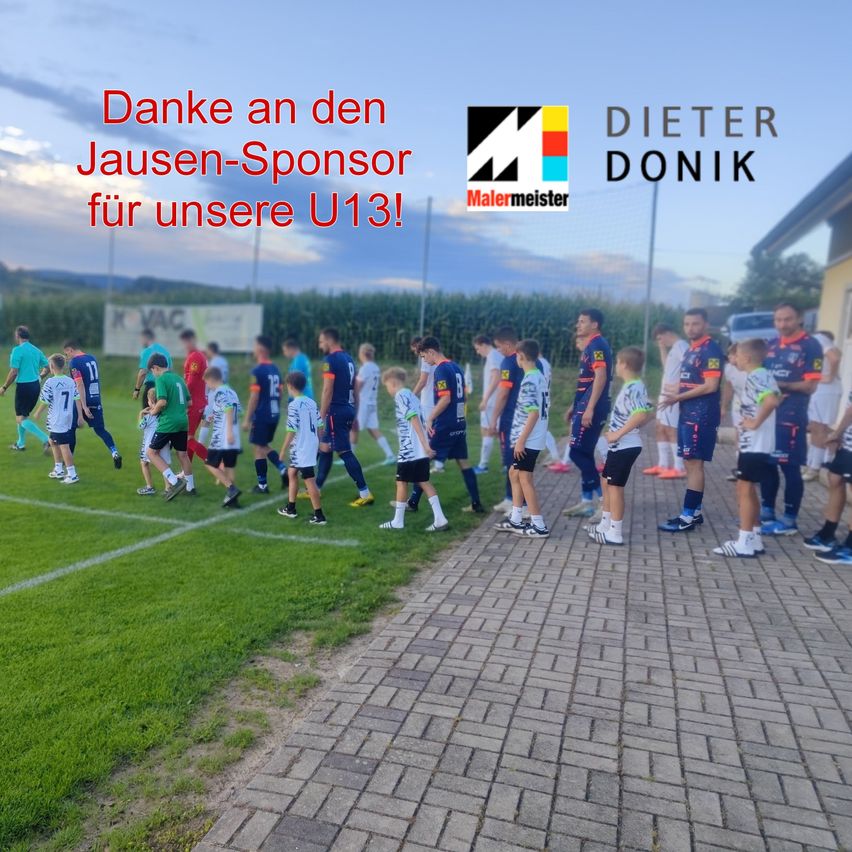 Eine Gruppe von Fußballspielern in blauen Trikots läuft auf einem Feld. Ein Sponsorenschild dankt Jausen-Sponsor für ihr U13-Team.