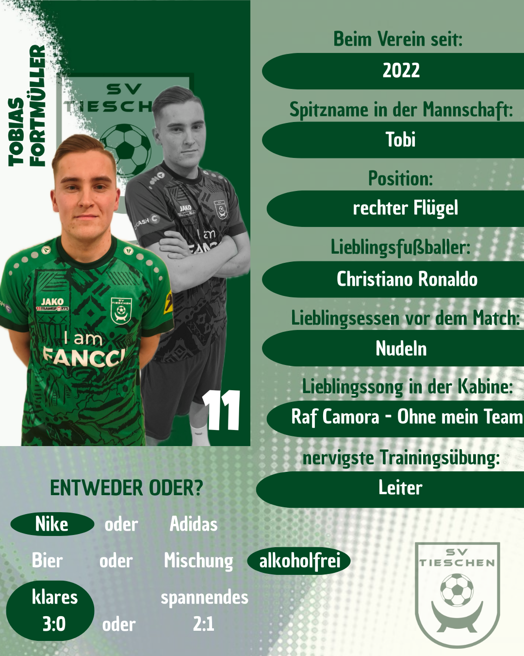 Ein Fußballspieler in einem grünen Trikot steht neben einem anderen Spieler in einem schwarzen Trikot. Der Spieler im grünen Trikot trägt die Nummer 11 auf seinem Trikot.