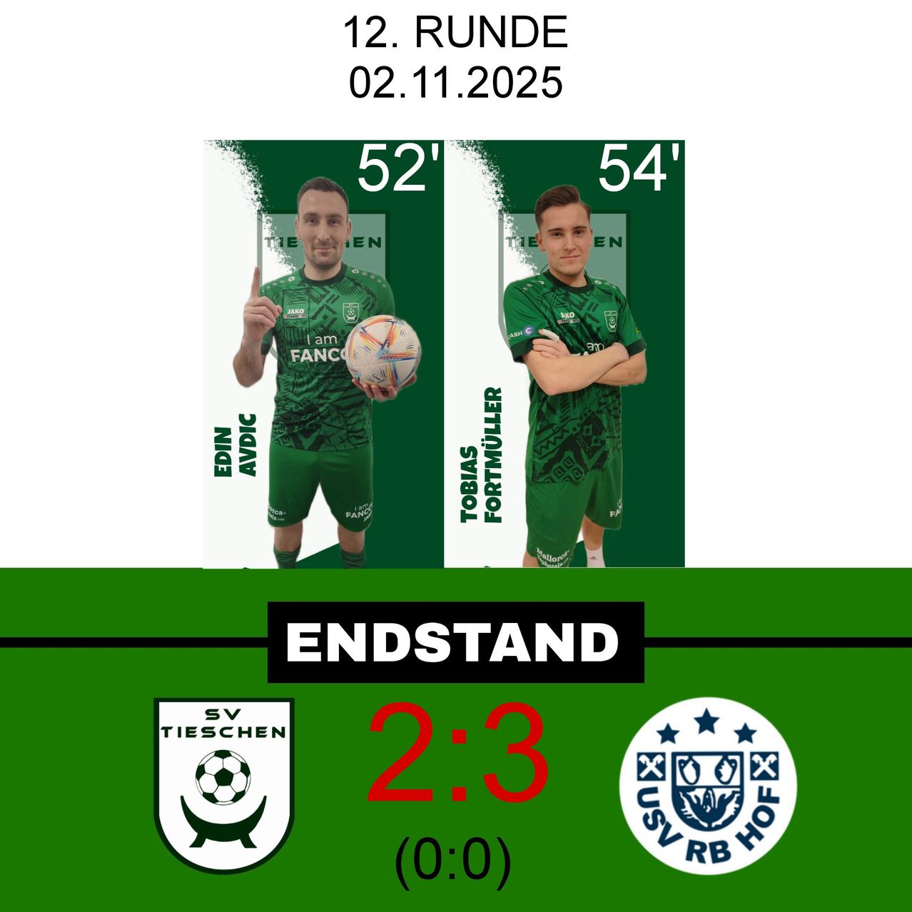 Das Bild zeigt das Ergebnis eines Fußballspiels aus der 12. Runde, datiert auf den 02.11.2025. Zwei Spieler sind abgebildet, einer mit einem Fußball und der andere mit verschränkten Armen. Das Endergebnis lautet 2:3, ohne Strafstöße.