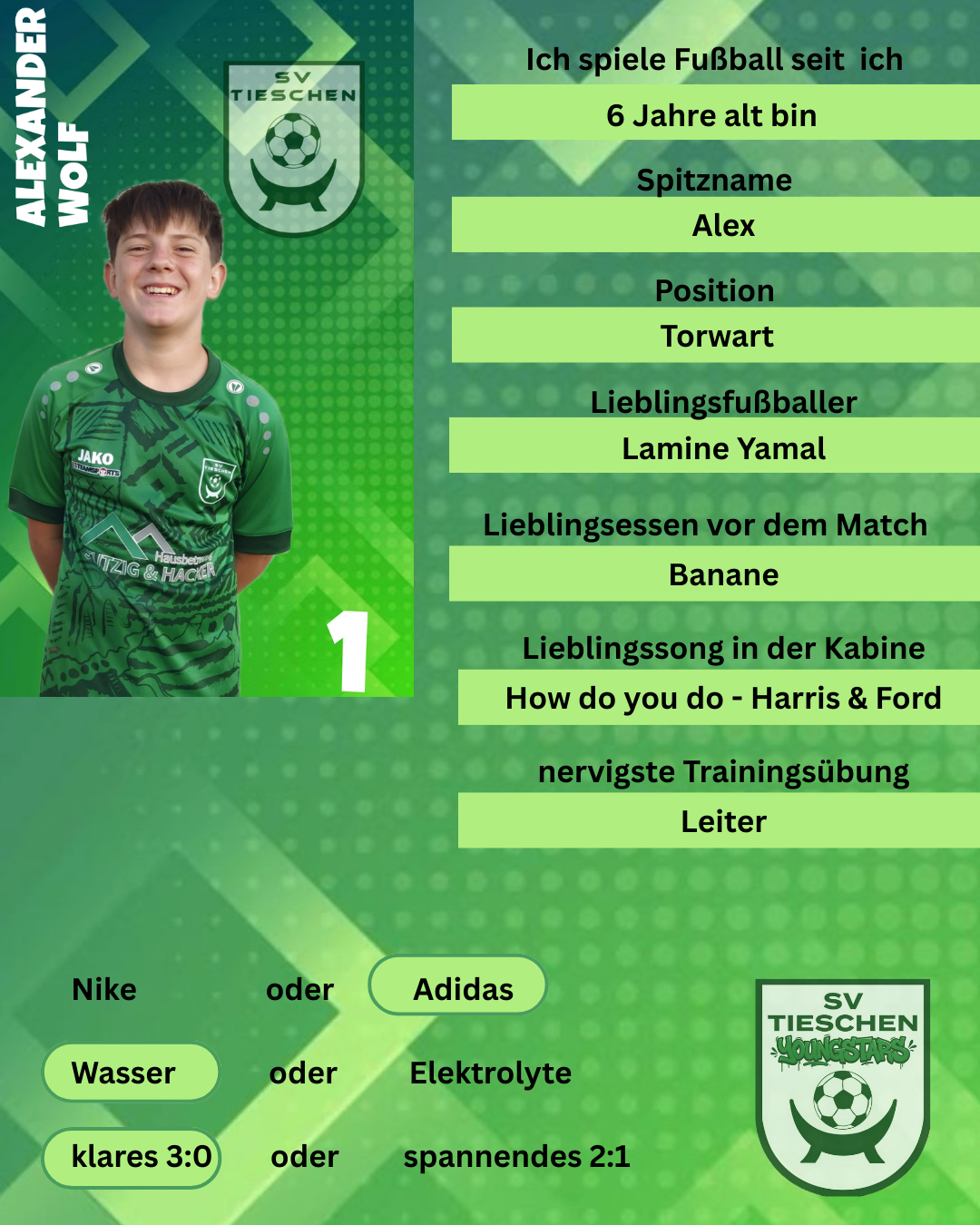 Ein junger Junge mit lächelndem Gesicht steht und trägt ein grünes Fußballtrikot. Er ist Alex, der Torwart. Sein Lieblingsfußballspieler ist Lamine Yamal. Er isst Bananen vor dem Spiel und hört How Do You Do von Harris & Ford.