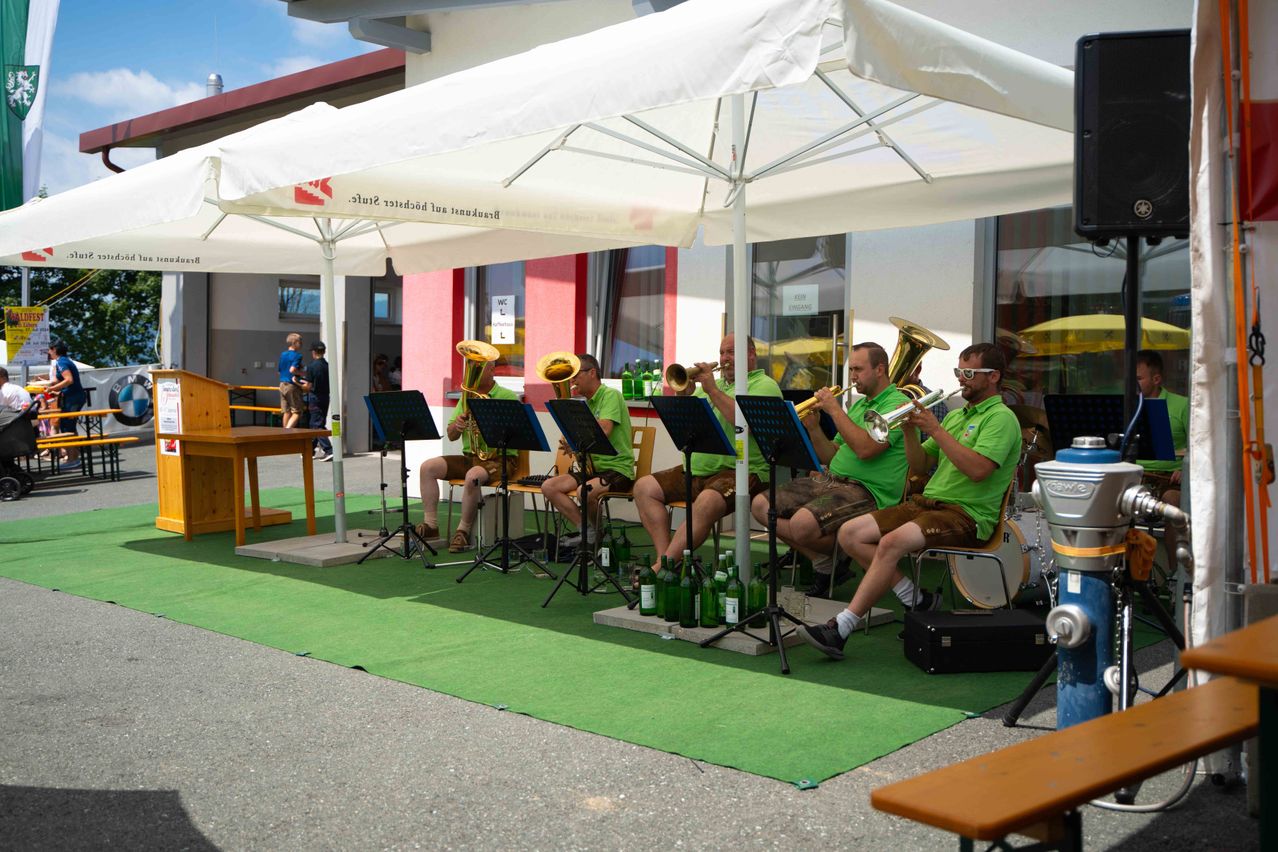 Bild enthält, Clothing, Shorts, People, Person, Adult, Male, Man, Crowd, Wheel, Microphone