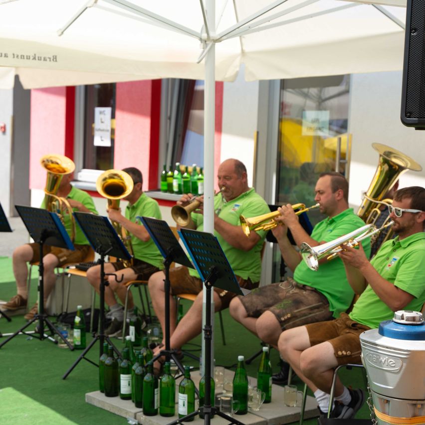 Bild enthält, Group Performance, Music Band, Person, Shorts, Adult, Male, Man, Boy, Child, Cup
