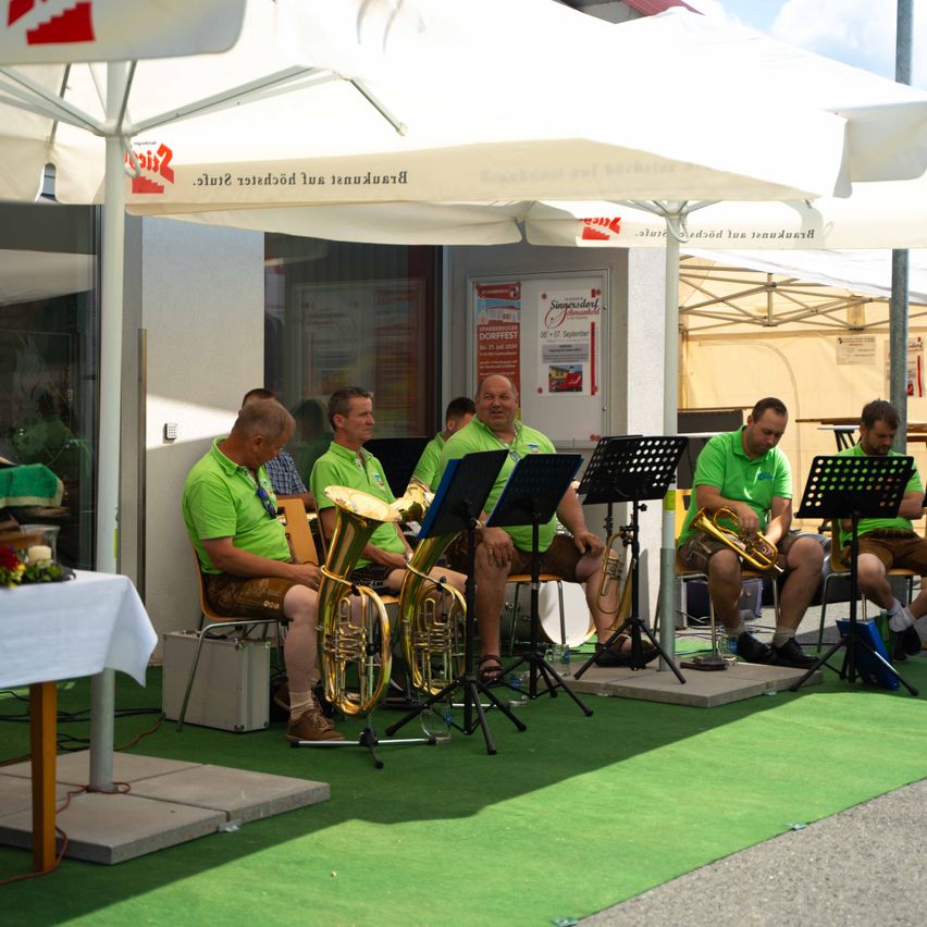 Bild enthält, Adult, Male, Man, Person, Boy, Child, Restaurant, Cafeteria, Chair, Shoe