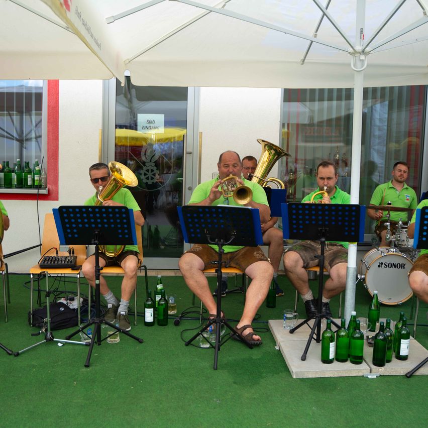 Bild enthält, Group Performance, Music Band, Musical Instrument, Person, Adult, Male, Man, Shoe, Glasses, Shorts