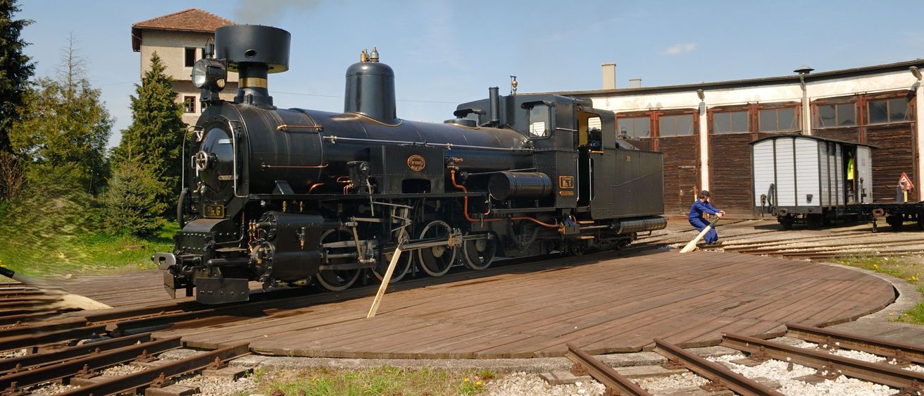 Bild enthält, Locomotive, Railway, Train, Transportation, Vehicle, Machine, Wheel, Person, Engine, Steam Engine