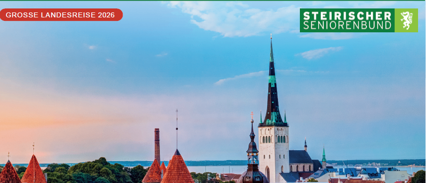 Luftaufnahme einer historischen Stadt in der Ostseeregion. Die Skyline zeigt mehrere mittelalterliche Türme und Spitzen. Das Bild enthält ein Banner, das eine Landreise im Jahr 2026 bewirbt.