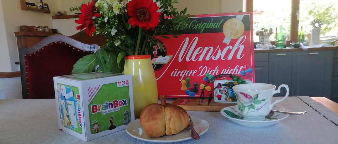 Bild enthält, Flower, Flower Arrangement, Cup, Dining Table, Table, Flower Bouquet, Potted Plant, Pottery, Dining Room, Saucer