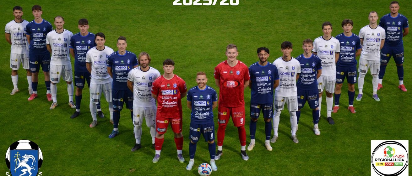 Das Fußballteam posiert für ein Mannschaftsfoto auf dem Spielfeld, in Trikots mit verschiedenen Sponsoren. Die Worte 'Kampfmannschaft 2025/26' sind oben deutlich zu sehen.