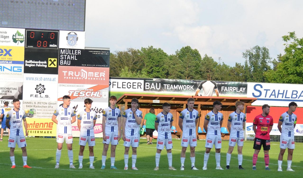 Bild enthält, People, Person, Team, Field, Volleyball (Ball), Soccer Ball, Monitor, Shoe, Scoreboard