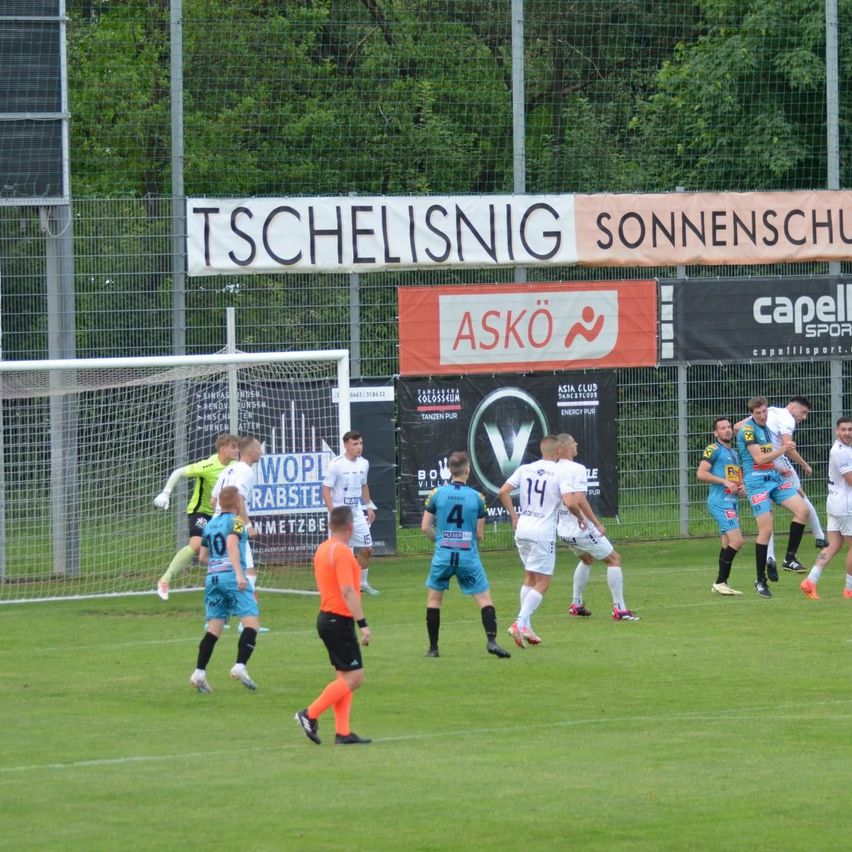 Bild enthält, People, Person, Shoe, Football, Soccer, Soccer Ball, Glove, Monitor, Screen, Shorts