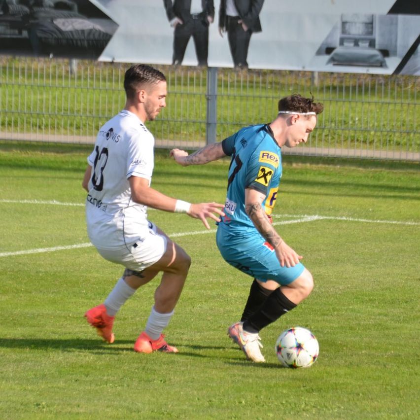 Bild enthält, Football, Soccer, Soccer Ball, Sport, Clothing, Footwear, Shoe, Person, Bracelet, Jewelry