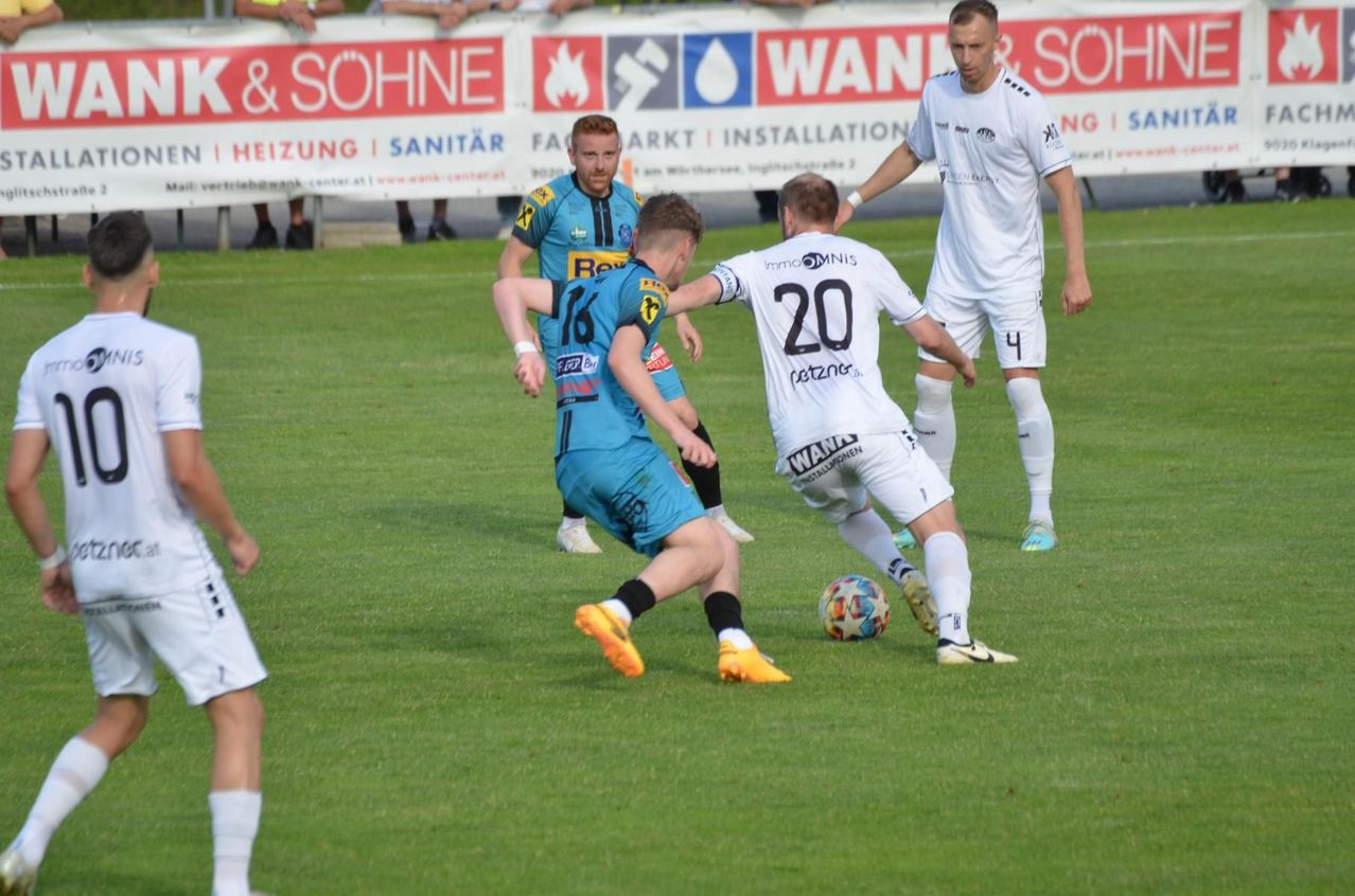 Bild enthält, Football, Soccer, Soccer Ball, Shoe, Person, Adult, Male, Man, Bracelet, People