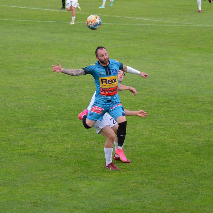 Bild enthält, Football, Soccer, Soccer Ball, Sport, People, Person, Glove, Shoe, Grass, Sphere